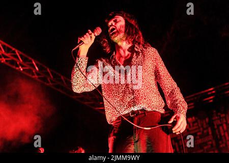 Montalto delle Marche, Italia. 06th ago 2022. Nel concerto dal vivo si esibisce l'Aimone Romizi della band rock italiana alternativa Fast Animals and Slow Kids. (Foto di Mairo Cinquetti/SOPA Images/Sipa USA) Credit: Sipa USA/Alamy Live News Foto Stock