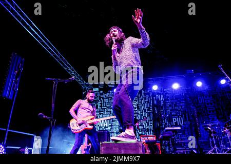 Montalto delle Marche, Italia. 06th ago 2022. Nel concerto dal vivo si esibisce l'Aimone Romizi della band rock italiana alternativa Fast Animals and Slow Kids. (Foto di Mairo Cinquetti/SOPA Images/Sipa USA) Credit: Sipa USA/Alamy Live News Foto Stock