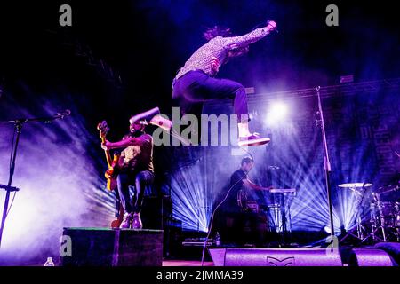 Montalto delle Marche, Italia. 06th ago 2022. Nel concerto dal vivo si esibisce l'Aimone Romizi della band rock italiana alternativa Fast Animals and Slow Kids. (Foto di Mairo Cinquetti/SOPA Images/Sipa USA) Credit: Sipa USA/Alamy Live News Foto Stock