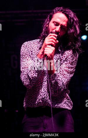 Montalto delle Marche, Italia. 06th ago 2022. Nel concerto dal vivo si esibisce l'Aimone Romizi della band rock italiana alternativa Fast Animals and Slow Kids. (Foto di Mairo Cinquetti/SOPA Images/Sipa USA) Credit: Sipa USA/Alamy Live News Foto Stock