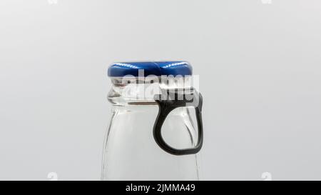 Collo del flacone con tappo a strappo ad anello per l'apertura in primo piano su bianco Foto Stock