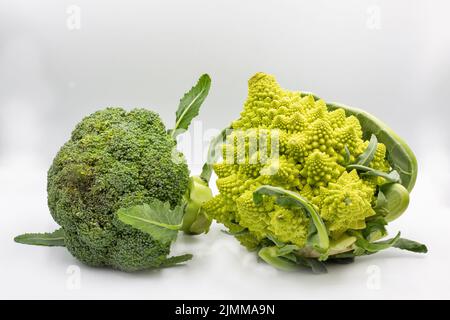Romanesco broccoli o cavolfiore romano primo piano su bianco Foto Stock