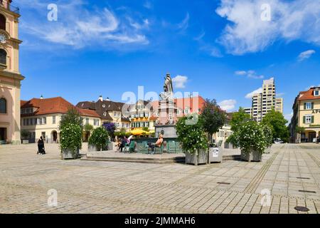 Ludwigsburg, Germania - Agosto 2022: Piazza del mercato con fontana chiamata 'Marktbrunnen' Foto Stock