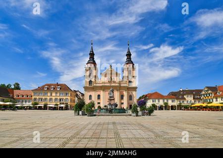 Ludwigsburg, Germania - Agosto 2022: Piazza della città chiamata 'Marktplatz' con la chiesa protestante chiamata 'Stadtkirche Ludwigsburg nel centro della città Foto Stock