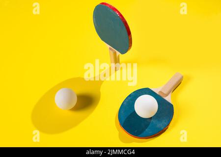 Composizione sportiva moderna con elementi da ping pong Foto Stock