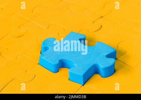 Il pezzo di puzzle blu si distingue dalla folla Foto Stock