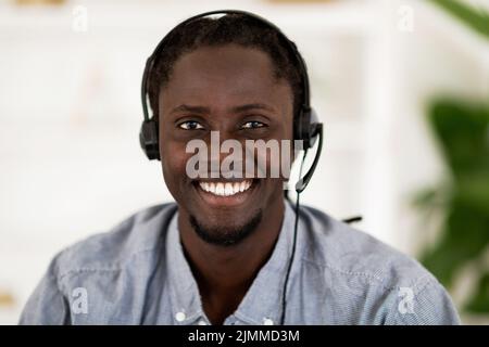 Addetto al call center. Primo piano Ritratto di Black Male Hotline Manager in cuffia Foto Stock