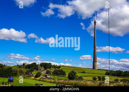 Emley Moor Mast, torre di trasmissione, contro un cielo blu, West Yorkshire Foto Stock
