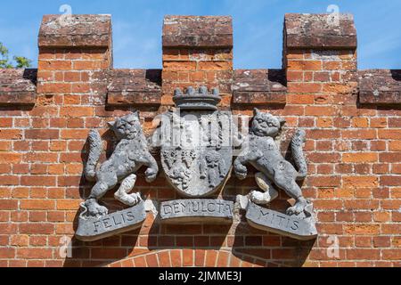 L'ex Bramshill Police staff College, ora chiuso, Hampshire, Inghilterra, Regno Unito. Aralderia sulla casa di controllo all'ingresso. Foto Stock