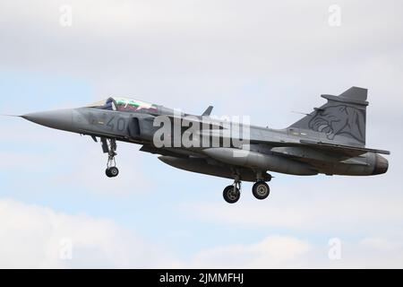 L'ungherese Saab Gripen JAS-39C atterra al Royal International Air Tattoo RIAT 2022 a RAF Fairford, Regno Unito Foto Stock