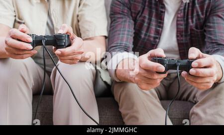 Coppia anziana che gioca insieme ai videogiochi Foto Stock