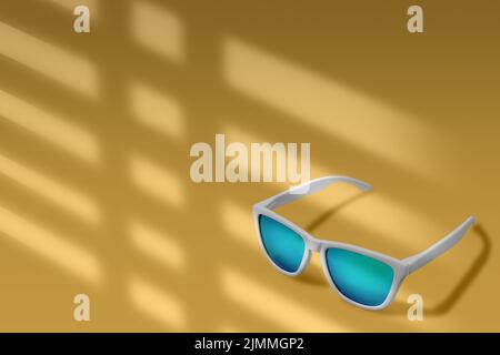 Occhiali da sole blu su sfondo giallo scuro, ombra della finestra e spazio di copia. Studio di occhiali da sole moderni su sfondo colorato. Foto Stock