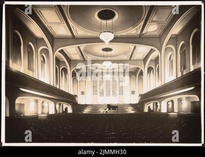 Poelzig Hans (1869-1936), sala concerti a Breslavia. Conversione (1925): Spettatori in vista della tappa. Foto su carta, 17,2 x 24 cm (inclusi i bordi di scansione) Foto Stock