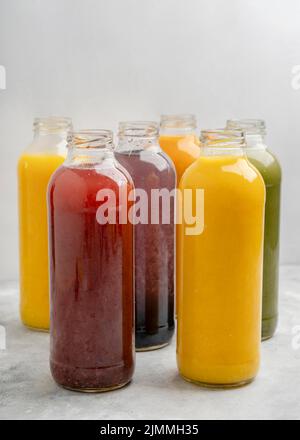 Disposizione di bottiglie di succo sano Foto Stock