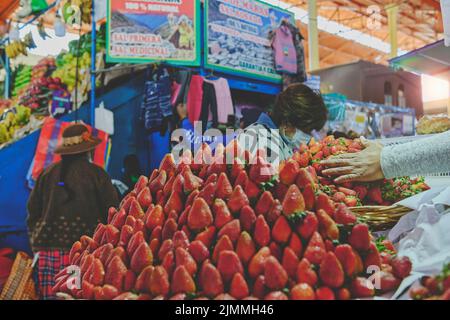 Arequipa, Peru - ago, 2022: Vendita di frutta e verdura fresca nel mercato centrale, Mercado San Camilo. Foto Stock