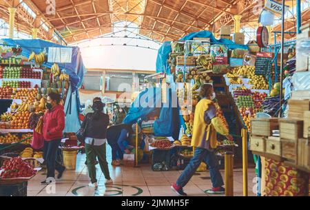 Arequipa, Peru - ago, 2022: Vendita di frutta e verdura fresca nel mercato centrale, Mercado San Camilo. Foto Stock