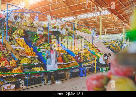 Arequipa, Peru - ago, 2022: Vendita di frutta e verdura fresca nel mercato centrale, Mercado San Camilo. Foto Stock