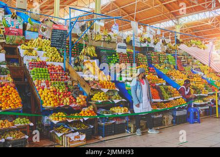 Arequipa, Peru - ago, 2022: Vendita di frutta e verdura fresca nel mercato centrale, Mercado San Camilo. Foto Stock