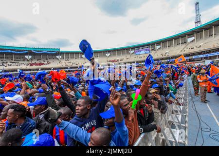 Nairobi, Kenya. 06th ago 2022. Una folla di tifosi dell'Azimio la Umoja Kenya Kwanza durante il rally finale delle coalizioni al Kasarani Stadium. L'Azimio la Umoja One Kenya Final Rally si è tenuto al Moi International Stadium-Kasarani. Credit: SOPA Images Limited/Alamy Live News Foto Stock