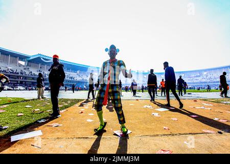 Nairobi, Kenya. 06th ago 2022. I tifosi di Azimio la Umoja Kenya Kwanza festeggiano durante il raduno finale delle coalizioni al Kasarani Stadium. L'Azimio la Umoja One Kenya Final Rally si è tenuto al Moi International Stadium-Kasarani. Credit: SOPA Images Limited/Alamy Live News Foto Stock