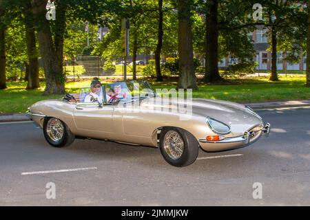Cabrio beige e-Type Jaguar da 4,2 litri; in rotta per la mostra di auto classiche di Lytham Hall, Lancashire, Regno Unito Foto Stock