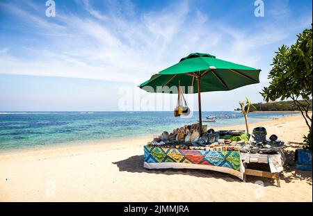 Souvenir tradizionali sulla spiaggia balinese in Indonesia Foto Stock