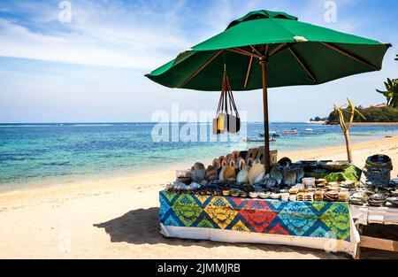 Souvenir tradizionali sulla spiaggia balinese in Indonesia Foto Stock