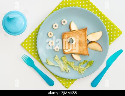 Piatto con pane tostato a forma di pesce con mela Foto Stock