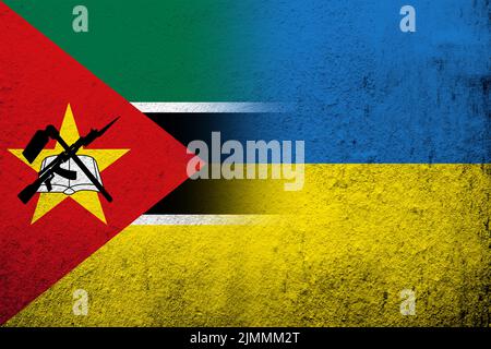 La Repubblica del Mozambico bandiera nazionale con bandiera nazionale dell'Ucraina. Grunge sfondo Foto Stock