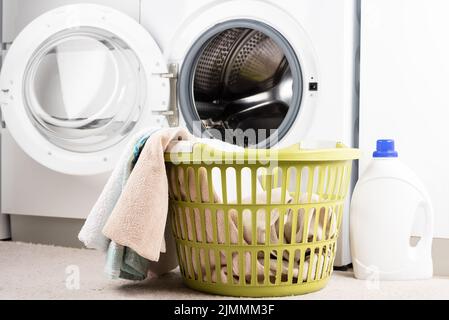 Cesto per bucato, detersivo liquido e lavatrice. Foto Stock