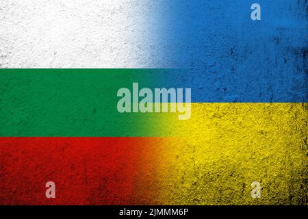 La Repubblica di Bulgaria bandiera nazionale con bandiera nazionale dell'Ucraina. Grunge sfondo Foto Stock