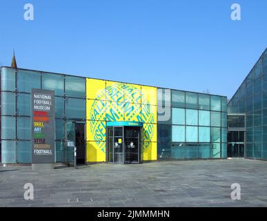 Indicazioni intorno all'ingresso principale del museo nazionale del calcio nel centro di manchester Foto Stock