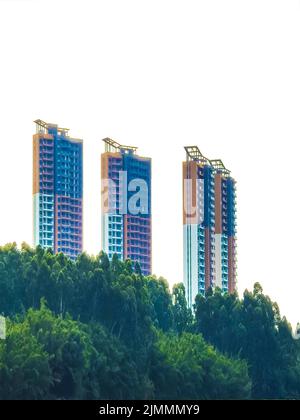 Uno scatto verticale di edifici moderni in luce del giorno Foto Stock