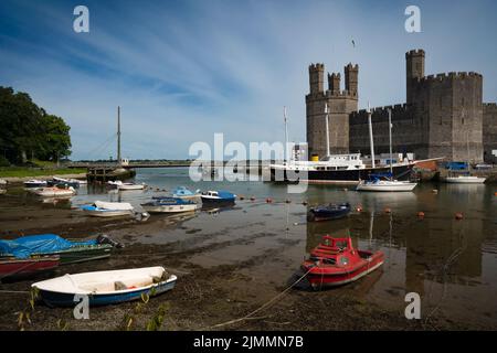 Il castello di Caernarfon è riconosciuto in tutto il mondo come uno dei più grandi edifici del Medioevo. Foto Stock