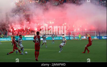 Duisburg, Germania. 05th ago 2022. Primo: 05.08.2022, calcio, campionato 3rd, 3rd Bundesliga, stagione 2022/2023, MSV Duisburg - RW Essen 2:2 scena di gioco, derby, prima, RWE fan, Ultras, Curva, fuoco bengala, pirotecnica, fuochi d'artificio Credit: dpa/Alamy Live News Foto Stock