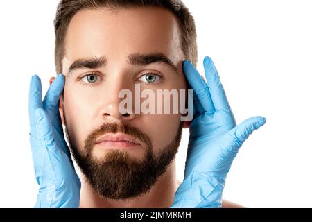 Bell'uomo durante il check-up prima di un intervento chirurgico di plastica Foto Stock