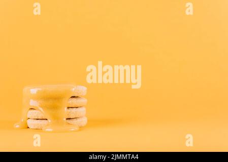 Biscotti impilati con fondo giallo cagliata al limone Foto Stock