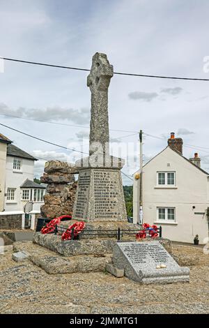 La ruvida croce celtica su un plinto, War Memorial nel villaggio di Bere Ferrers in Devon. I nomi dei perduti da Beaton a Lethbridge visto come Foto Stock