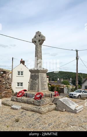 La ruvida croce celtica su un plinto, War Memorial nel villaggio di Bere Ferrers in Devon. I nomi dei perduti da Beaton a Lethbridge visto come Foto Stock