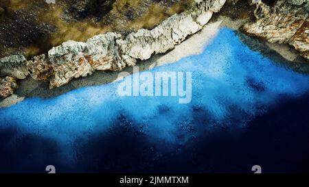 Vista aerea dal drone volante dell'isola rocciosa nell'oceano Atlantico Foto Stock