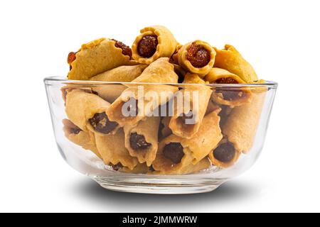 Vista laterale di torta di ananas in recipiente di vetro trasparente isolato su sfondo bianco. Foto Stock