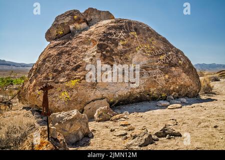 Pannello di petroglifi a tufo affioramento, indicatore di percorso, Ash Springs Rock Art Site, Pahranagat Valley, vicino Ash Springs, Nevada, USA Foto Stock