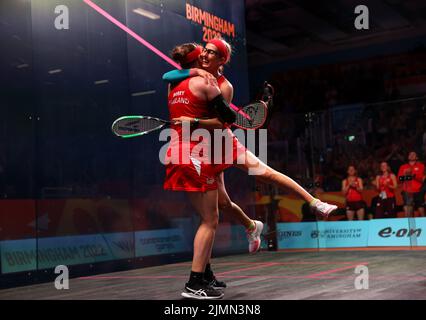 Sarah-Jane Perry (a sinistra) e Alison Waters celebrano dopo aver vinto la semifinale delle Donne doppio contro Rachel Arnold e AIFA Azman della Malesia all'Università di Birmingham Hockey e Squash Center il giorno dieci dei Giochi del Commonwealth 2022 a Birmingham. Data foto: Domenica 7 agosto 2022. Foto Stock