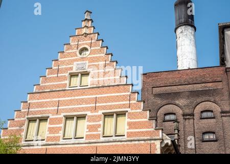 MECHELEN, Malines, Anversa, BELGIO, marzo 2, 2022, facciate antiche, tetti e camino della birreria Het Anker, produttore di Th Foto Stock