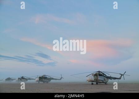Elicotteri prima dell'alba Foto Stock