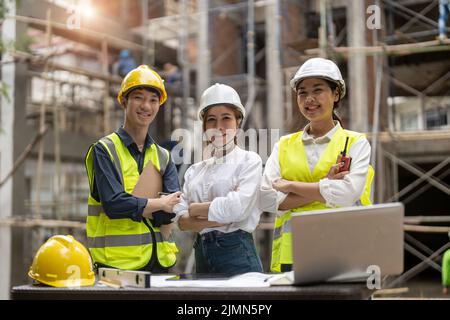 Gruppo di ritratti di ingegneri e architetti asiatici che lavorano in loco. Foto Stock