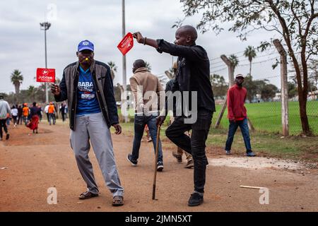 Nairobi, Kenya. 06th ago 2022. Sostenitori del candidato presidenziale Raila Odinga durante un raduno finale della campagna elettorale a Kasarani Nairobi, Kenya, il 6 agosto 2022. I keniani dovrebbero andare alle urne martedì 9 agosto 2022. ( Photo by Samson Otieno/Sipa USA) Credit: Sipa USA/Alamy Live News Foto Stock