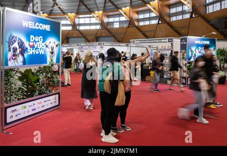 Sydney, Australia. 7th ago 2022. La gente visita il Dog Lovers Show a Sydney, Australia, 7 agosto 2022. Dopo una pausa di tre anni a causa della pandemia COVID-19, il più grande evento dedicato ai cani, il Dog Lovers Show, ha portato ancora una volta i fan dei cuccioli in un paradiso di divertimento furioso. I club di razza del cane che rappresentano più di 40 razze nello stato del nuovo Galles del Sud (NSW) hanno preso parte all'evento di due giorni del fine settimana, portando oltre 800 cani allo spettacolo, che offre una buona opportunità per educare, intrattenere e ispirare i proprietari e gli amanti del cane. Credit: HU Jingchen/Xinhua/Alamy Live News Foto Stock