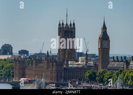 Londra, Regno Unito. 8 agosto 2022. Tempo del Regno Unito – una visione generale delle Camere del Parlamento in una giornata limpida. Secondo il Met Office, luglio 2022 è stato il luglio più secco per l'Inghilterra dal 1935. I divieti per tubi flessibili sono in vigore in alcune aree, mentre le condizioni di siccità continuano, con un'ondata di calore prevista la prossima settimana. Credit: Stephen Chung / Alamy Live News Foto Stock