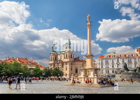 Piazza della Città Vecchia con Chiesa di San Nicola e colonna mariana, Praga, repubblica Ceca Foto Stock